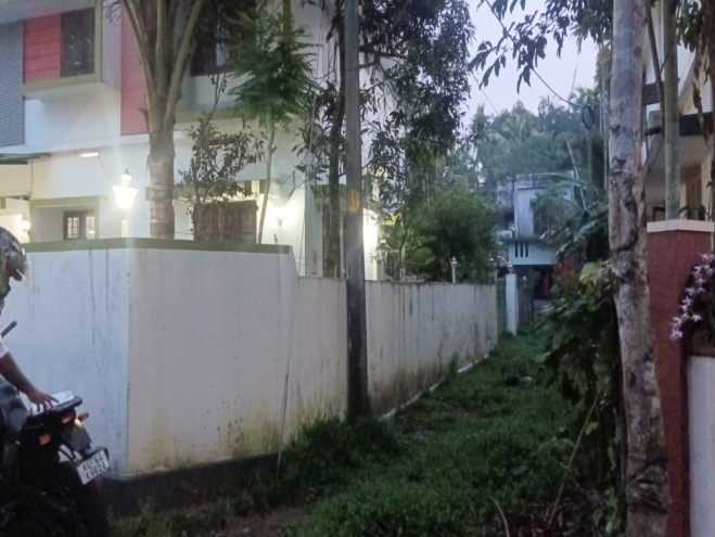2020 square feet Individual House for sale in Thekkumpuram Njarackal — photo 3