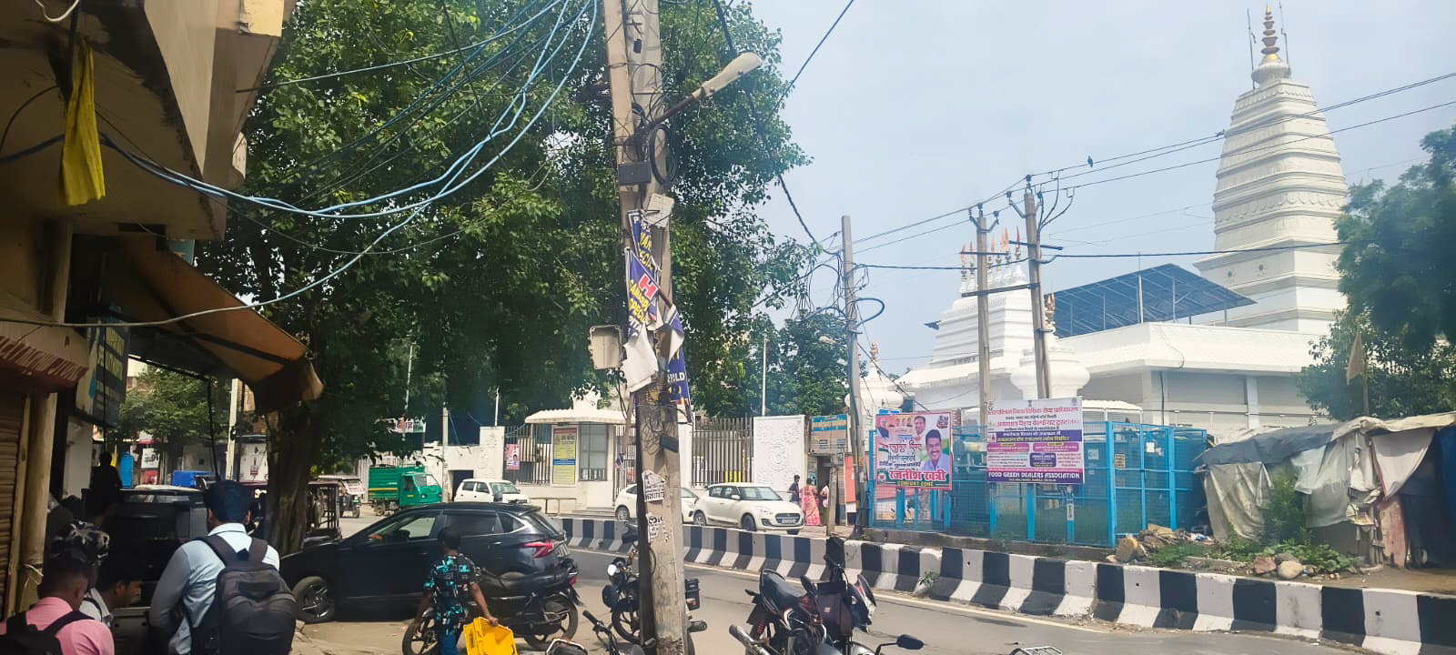 556 square feet Shops for sale in IN FRONT OF RAM MANDIR New Delhi — photo 1