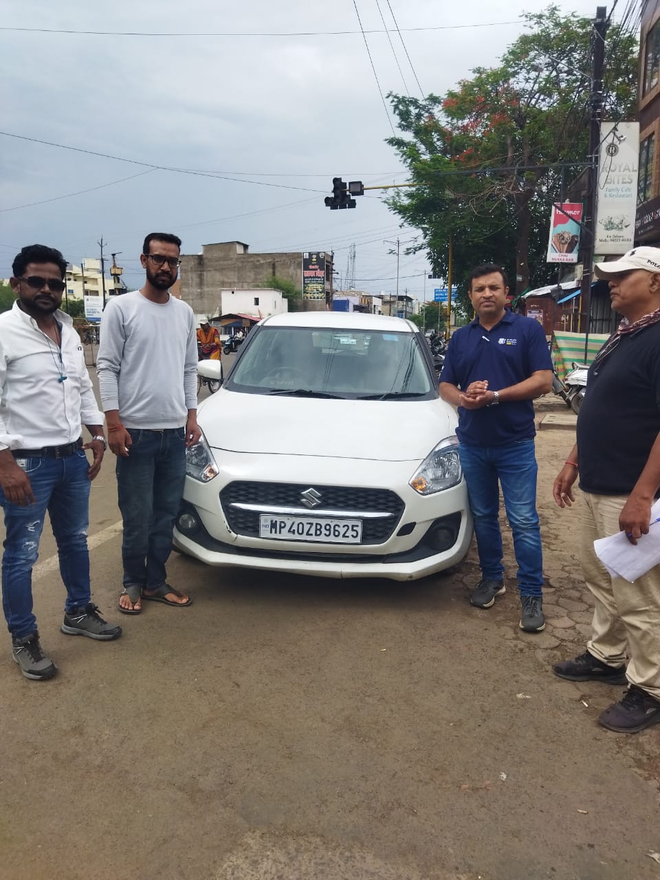 2023 Maruti Suzuki Swift LXi Hatchback 3 years for sale in office of investigation and recovery Gwalior — photo 2