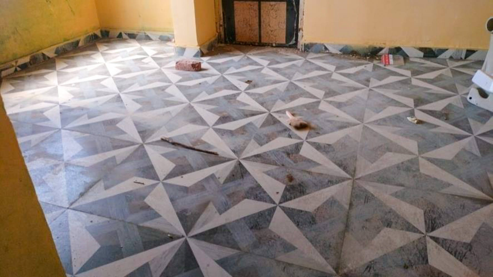 581 square feet Flat for sale in Chowk — photo 1