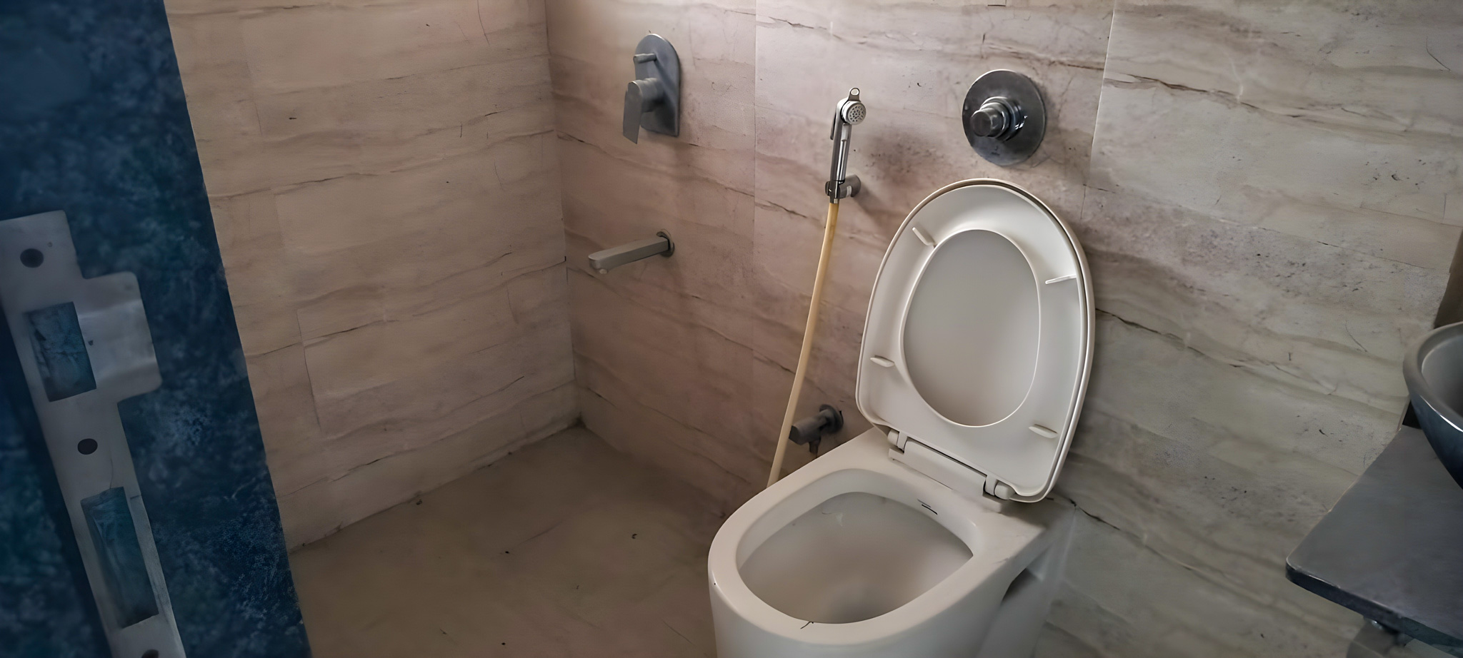 1 BHK Flat for sale in Platinum tower, D N NAGAR Mumbai — photo 8