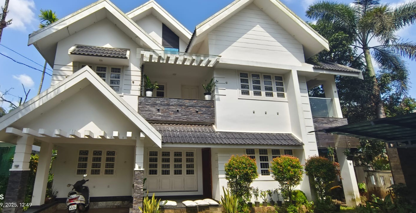 241.83 square meter Individual House for sale in Chowwara
