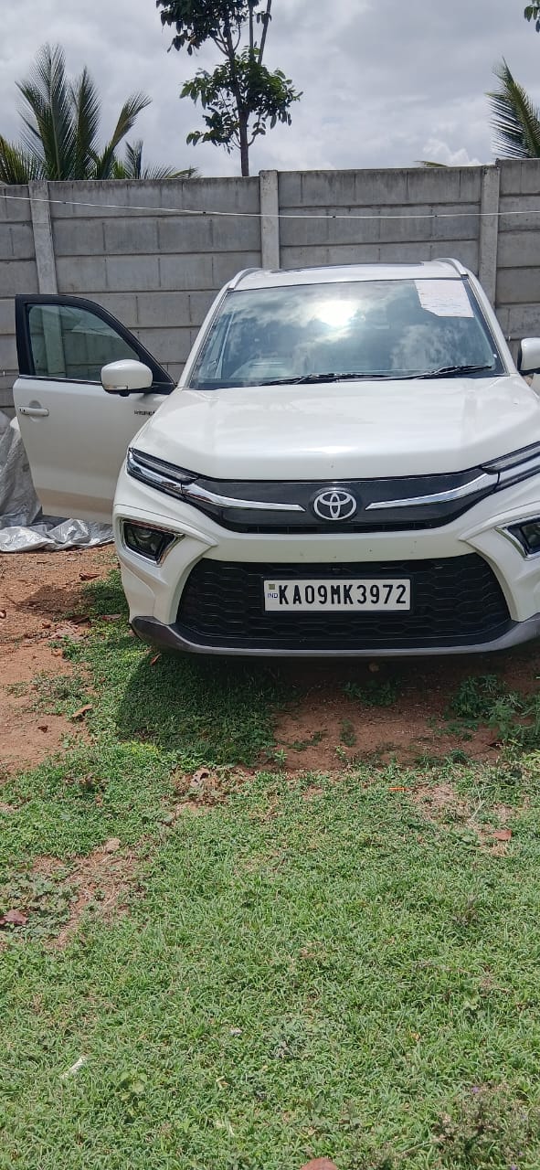 2024 Toyota Urban Cruiser Hyryder V Hybrid e-Drive SUV 10585 km 2 years for sale in S M P YARD Mysuru — photo 2