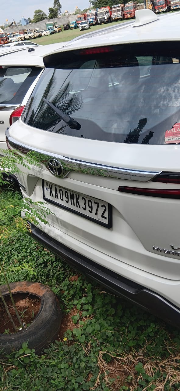 2024 Toyota Urban Cruiser Hyryder V Hybrid e-Drive SUV 10585 km 2 years for sale in S M P YARD Mysuru — photo 3