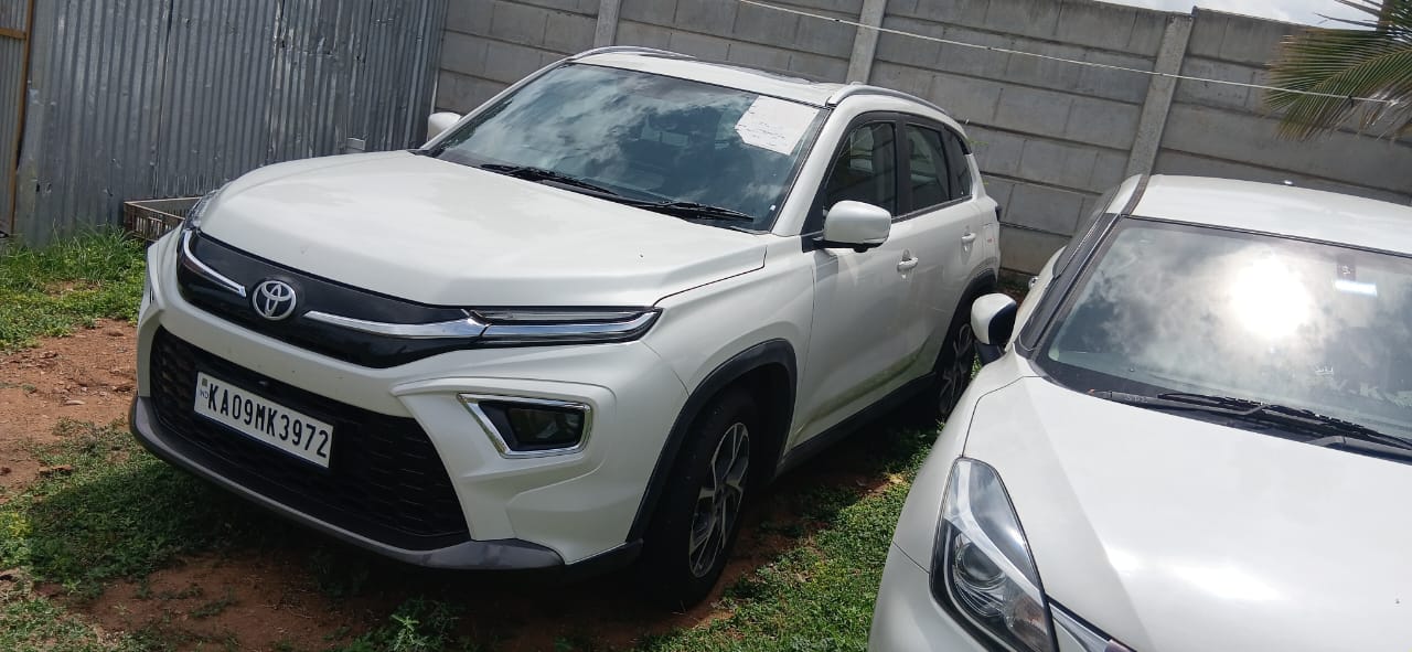 2024 Toyota Urban Cruiser Hyryder V Hybrid e-Drive SUV 10585 km 2 years for sale in S M P YARD Mysuru — photo 5