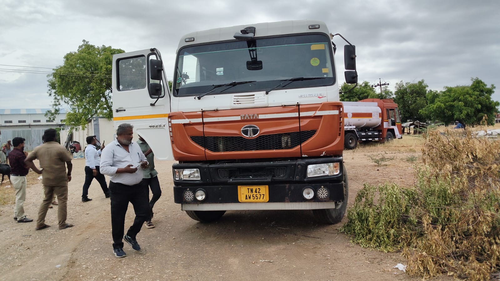 2023 Tata TATA SIGNA 4825.T BS VI 10X2 Truck 57184 km 3 years for sale in sun yard Kannampalayam — photo 4