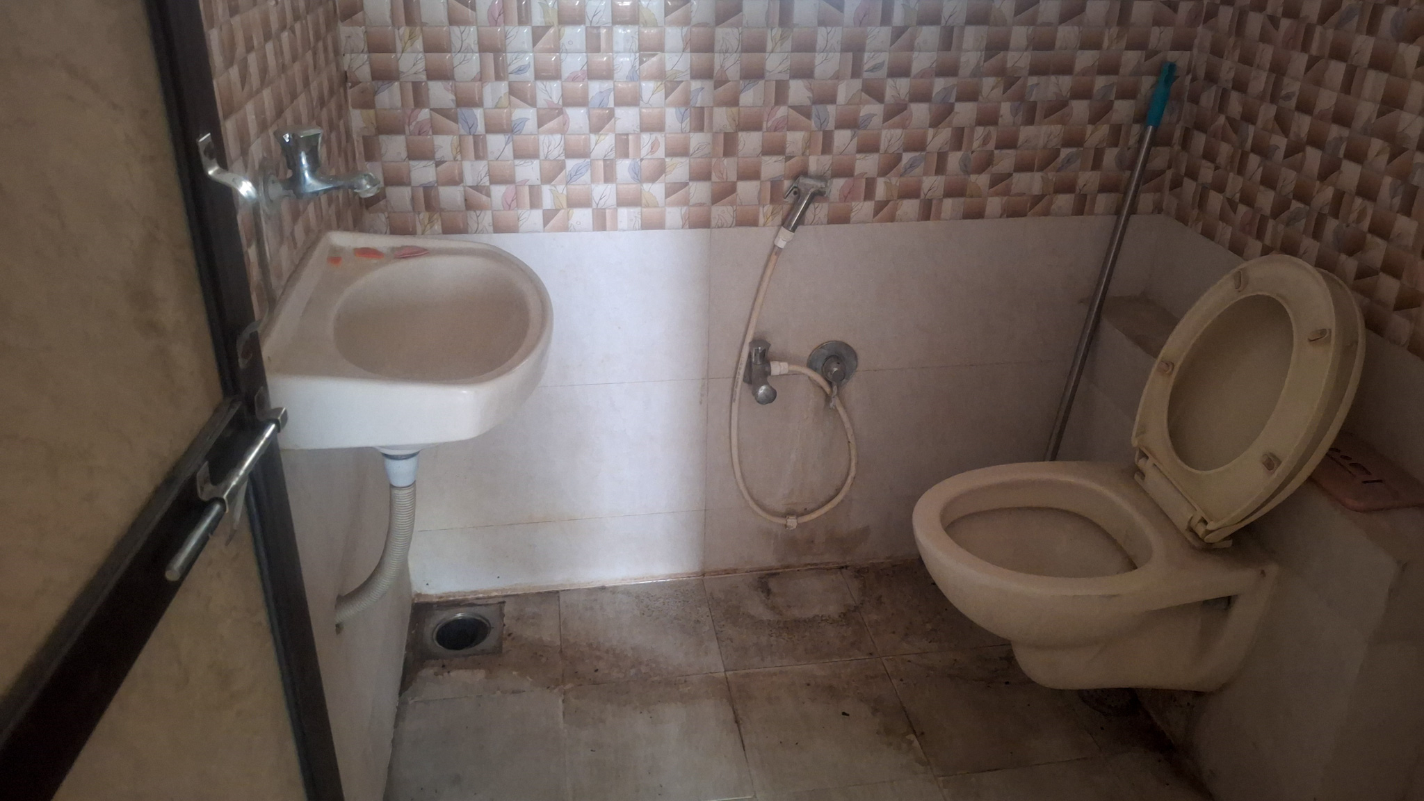 87.73 square meter Flat for sale in gorwa Vadodara — photo 16
