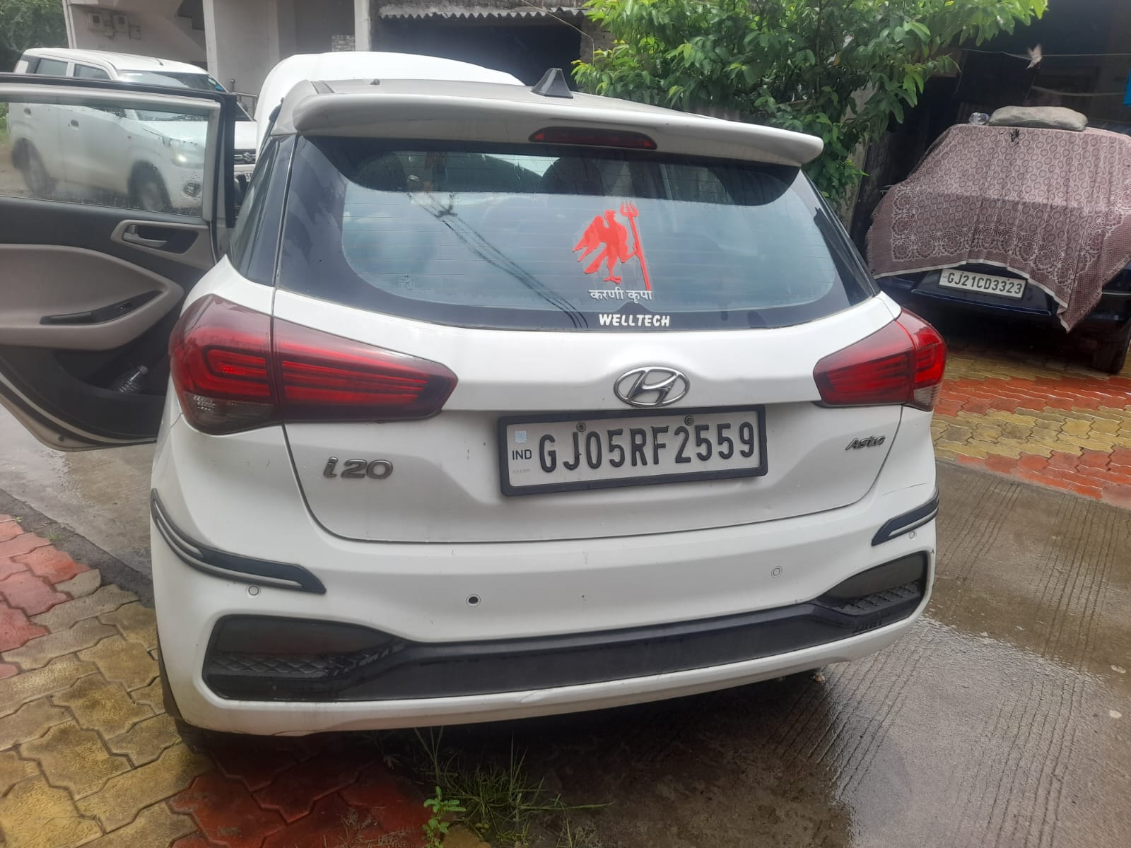 Car ( Hyundai I 20) for sale in Surat — photo 3