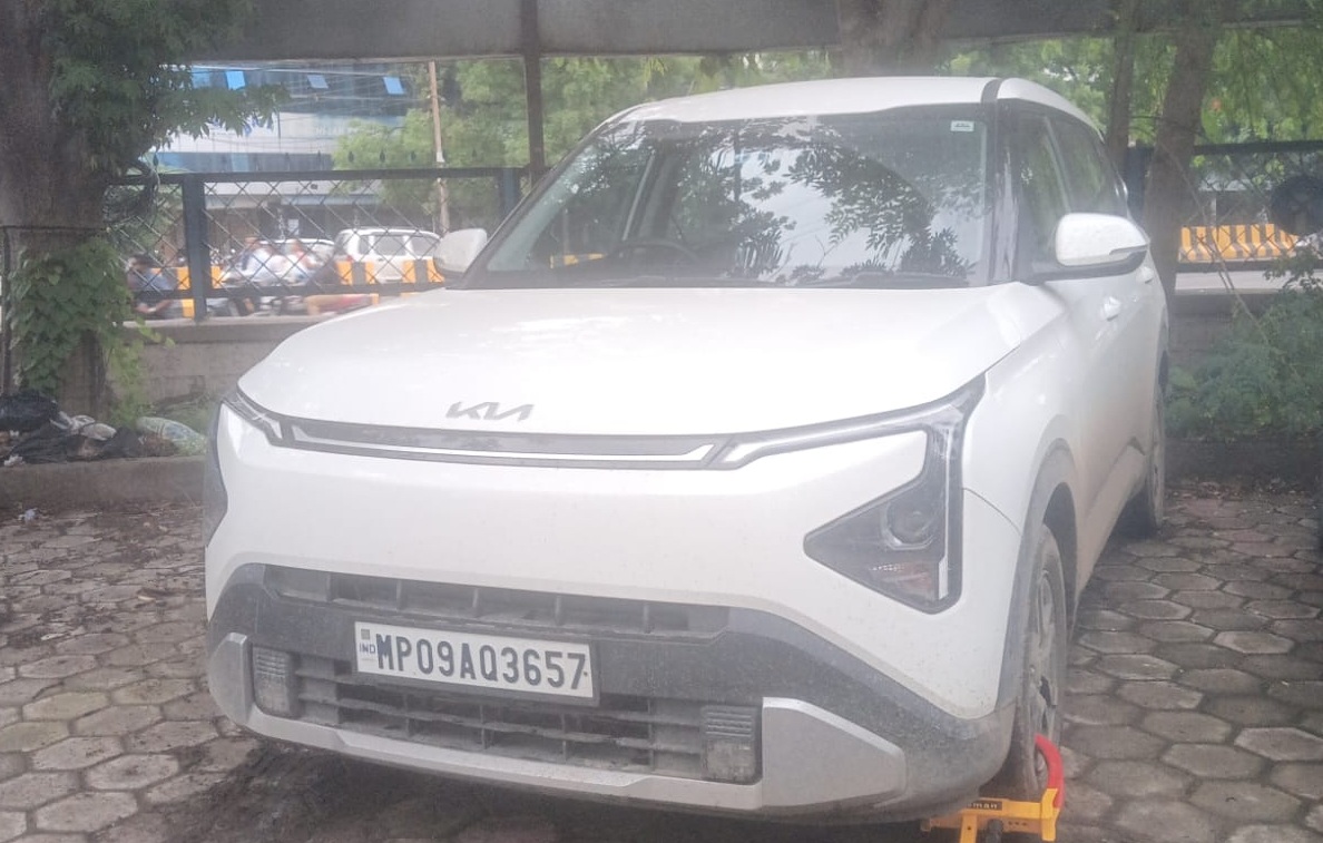2025 Kia Carens Clavis HTE(O) MPV 28170 km 1 year for sale in STATE BANK OF INDIA GPO INDORE Indore