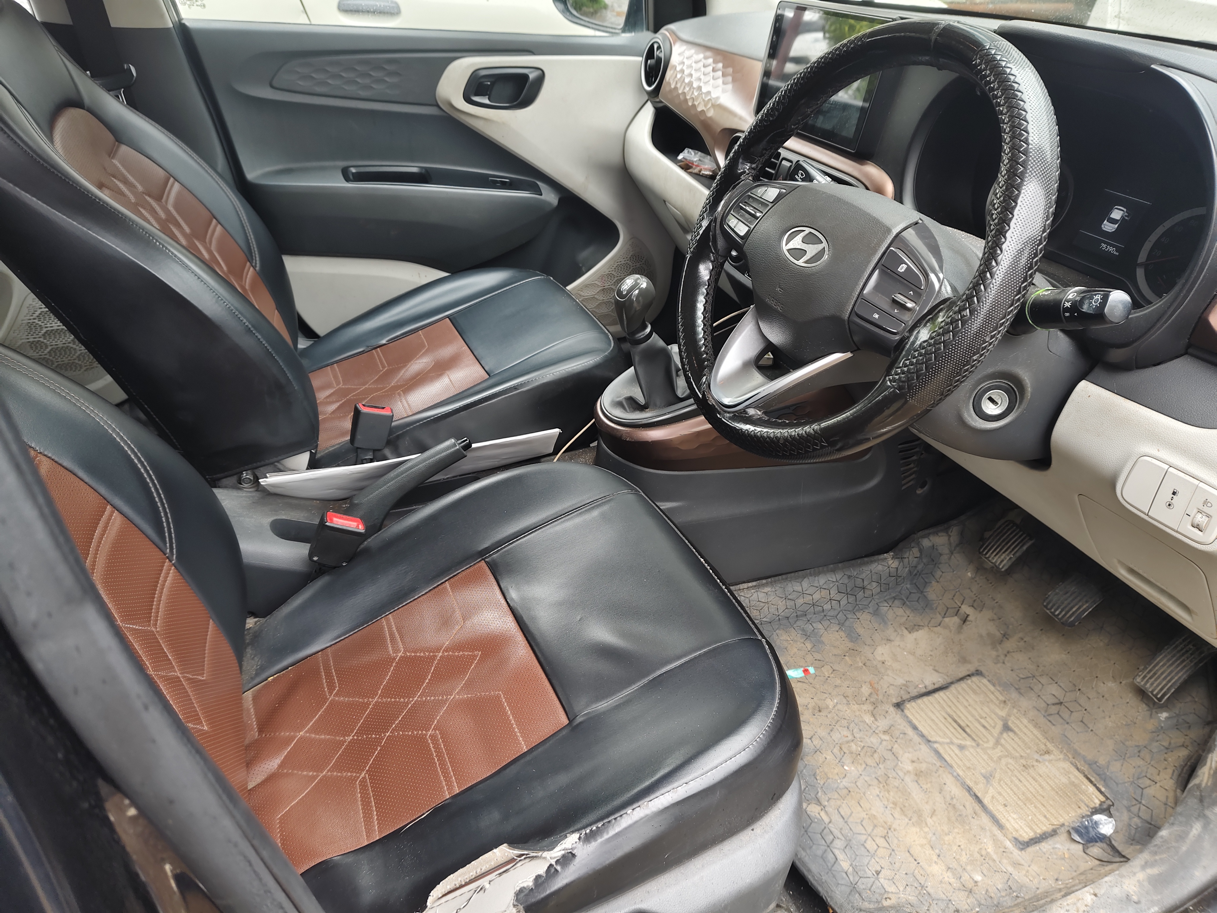 2023 Hyundai Aura SX Plus 1.2 Petrol AMT Sedan 75390 km 2 years for sale in STATE BANK OF INDIA GPO INDORE Indore — photo 2
