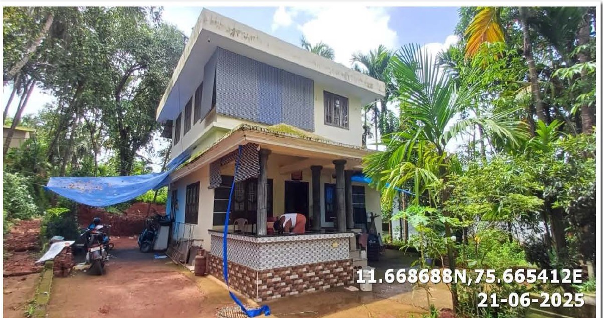 140 square feet Individual House for sale in Chekkiad