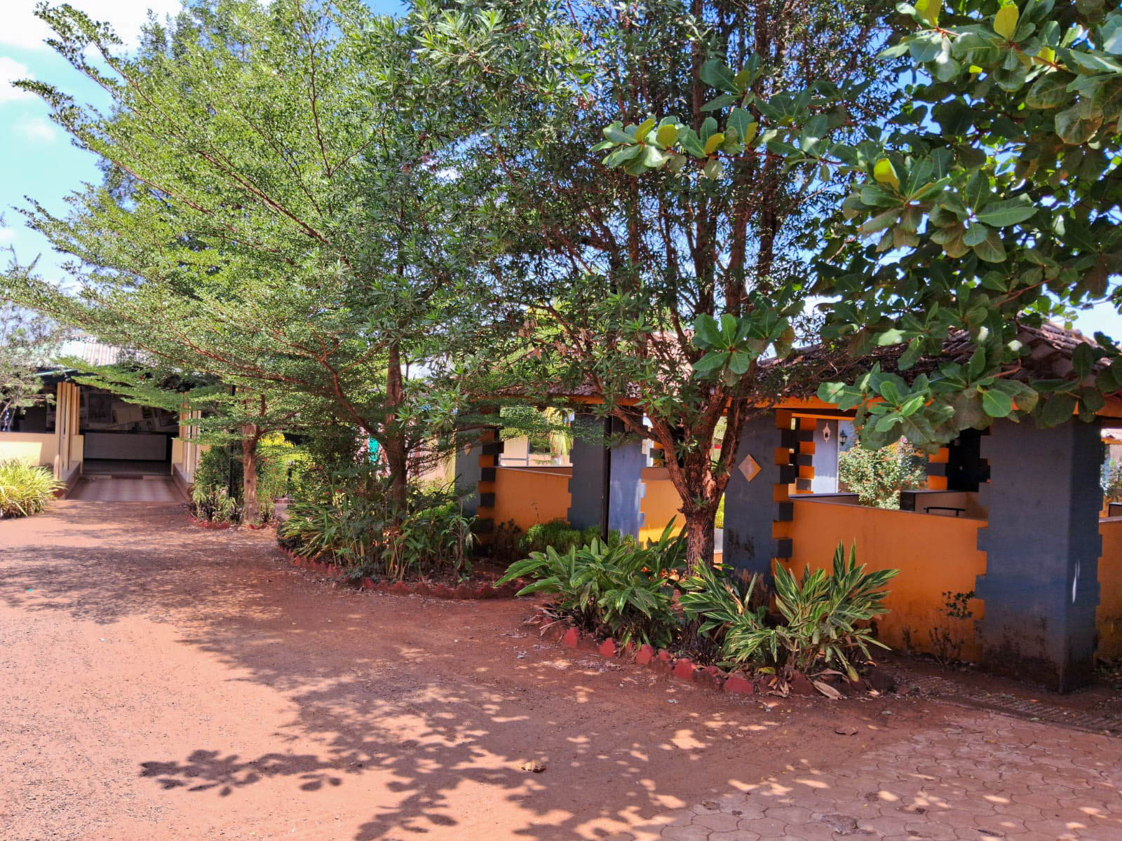 Shops for sale in Devrukh — photo 1