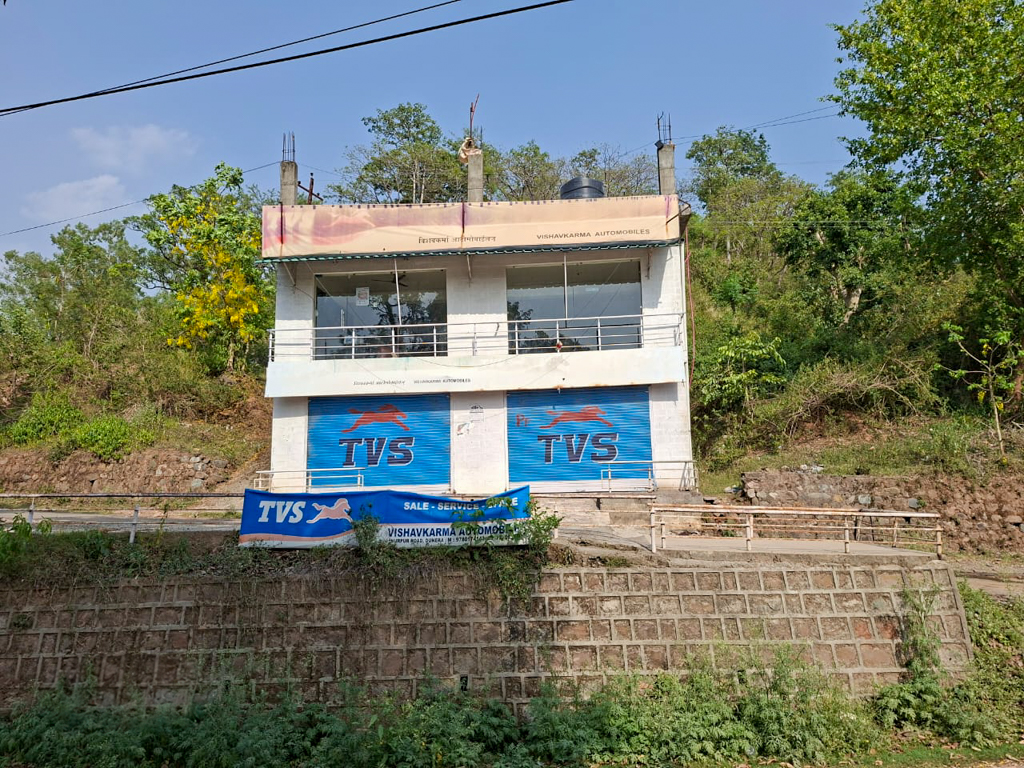 Shops for sale in road side Dhin