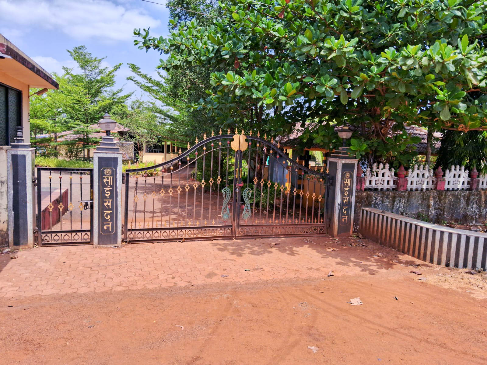 Shops for sale in Devrukh — photo 1