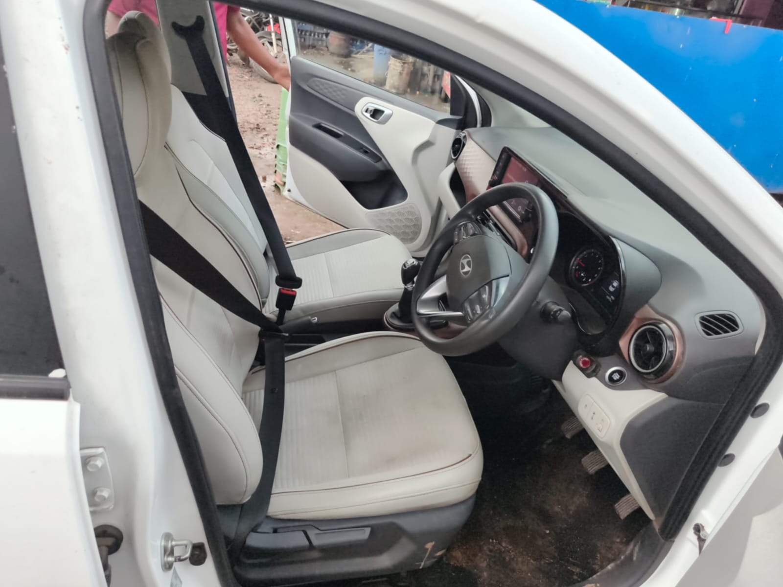 2025 Hyundai Aura E 1.2 Petrol MT Sedan 1 year for sale in BENGAL PARKING Koyra — photo 11