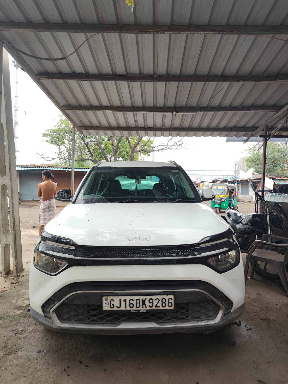 2023 Kia Carens Prestige MPV 91500 km 3 years for sale in RISK BUSINESS SOLUTIONS Surat — photo 1
