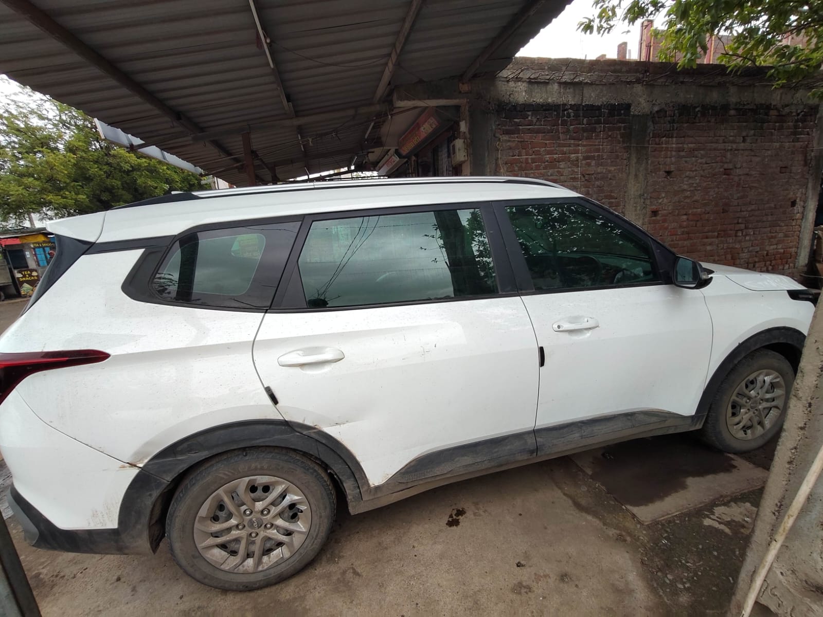2023 Kia Carens Prestige MPV 91500 km 3 years for sale in RISK BUSINESS SOLUTIONS Surat — photo 4